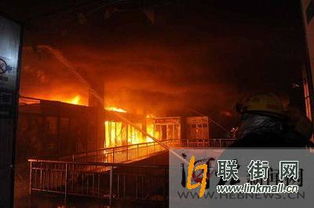 石家庄现代百货城突发大火 火焰冲天，救援紧急进行中